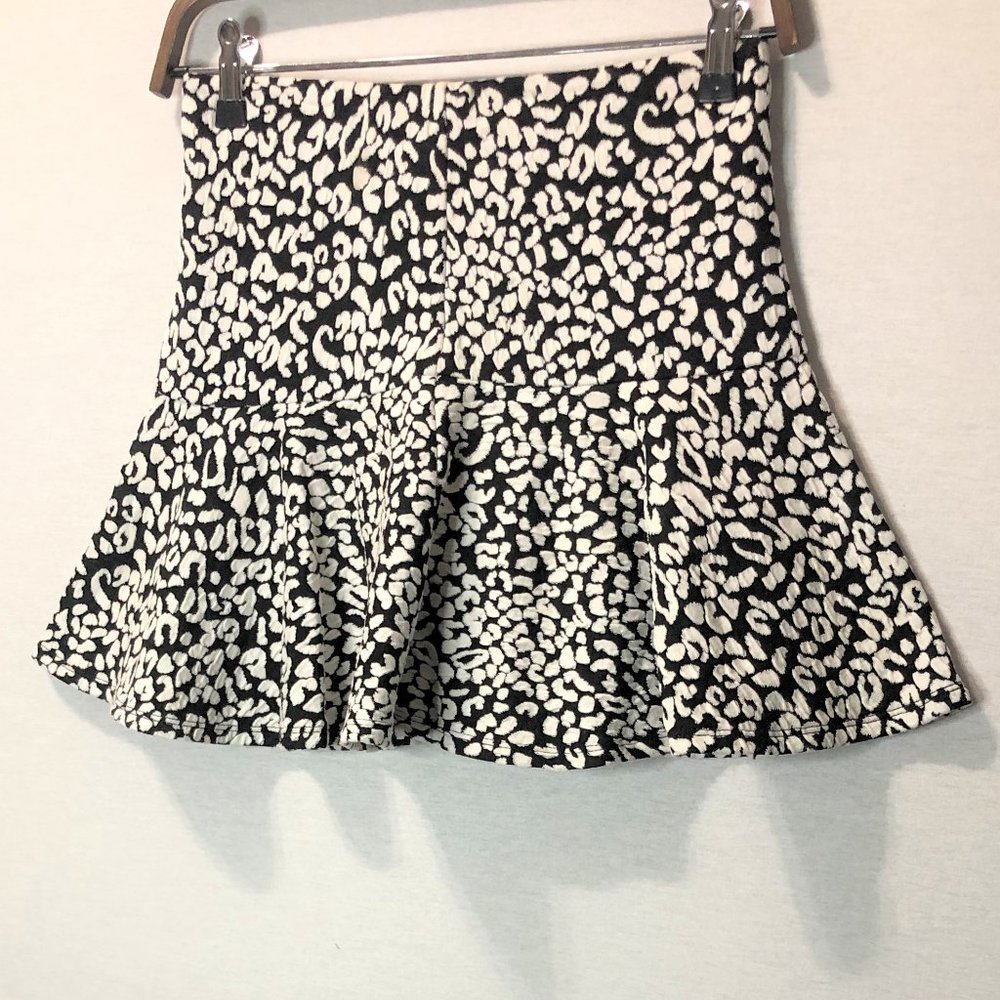 GUESS Flared Skirt With Black & White Print - Picture 3 of 5